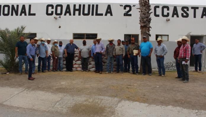 Distribuyen Pollinaza a ejidatarios