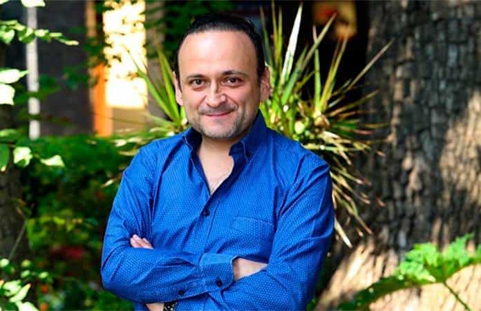 Lalo España revela cómo confesó su homosexualidad