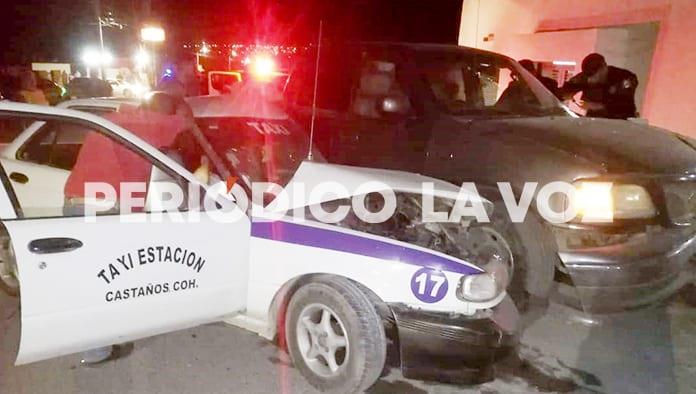 Choca taxista y queda atrapado