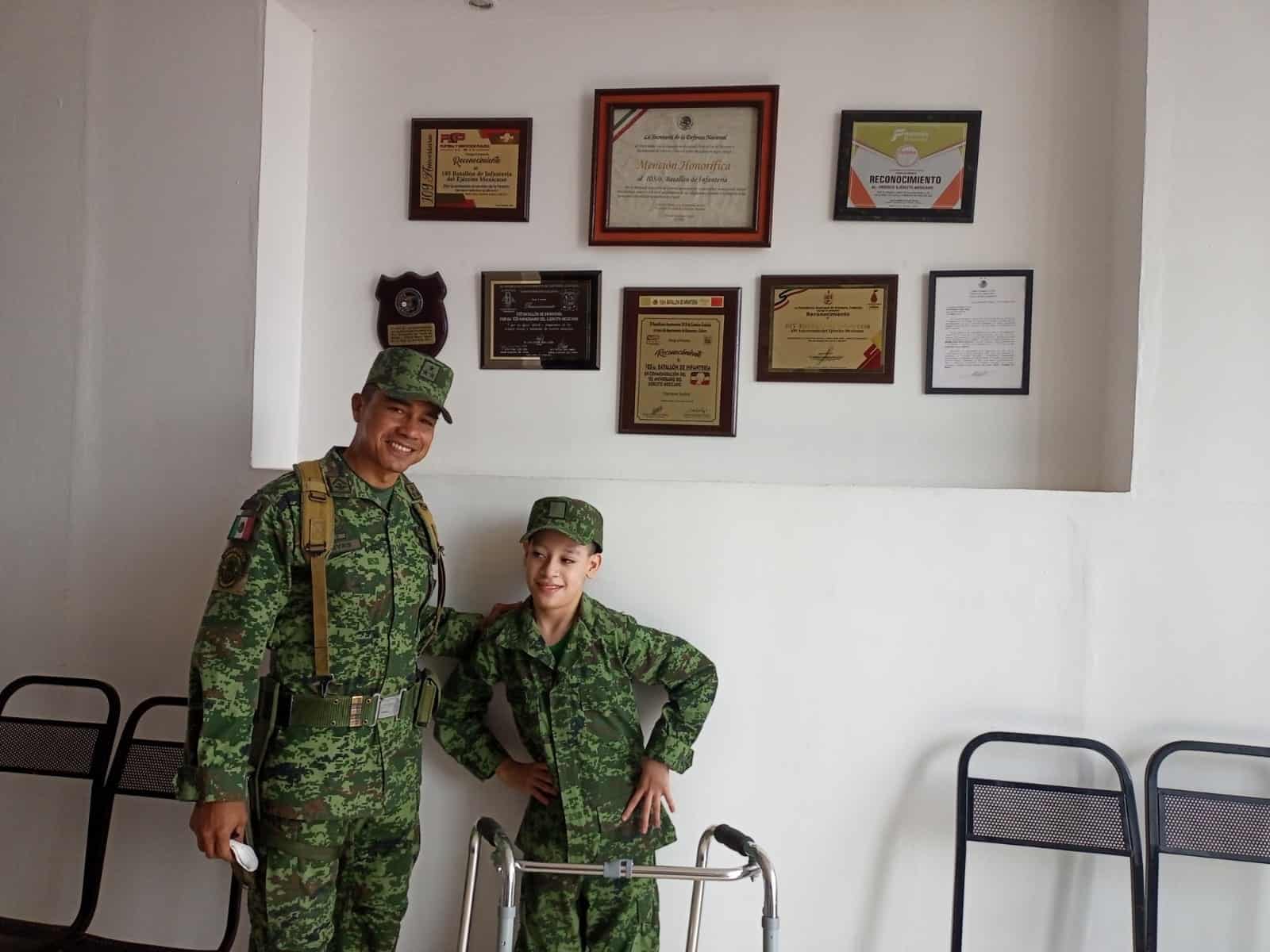 Es el pequeño Jesús Antonio Estrada Guajardo conmemorado como el Soldado por un día.