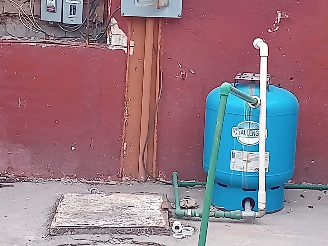 Los ladrones vandalizaron equipo hidroneumático, dejando el plantel sin agua.