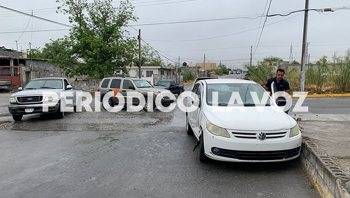Le ‘fruncen’ auto por no hacer alto