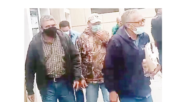 Los acusados salieron con la cabeza agachada del Centro de Justicia Penal.