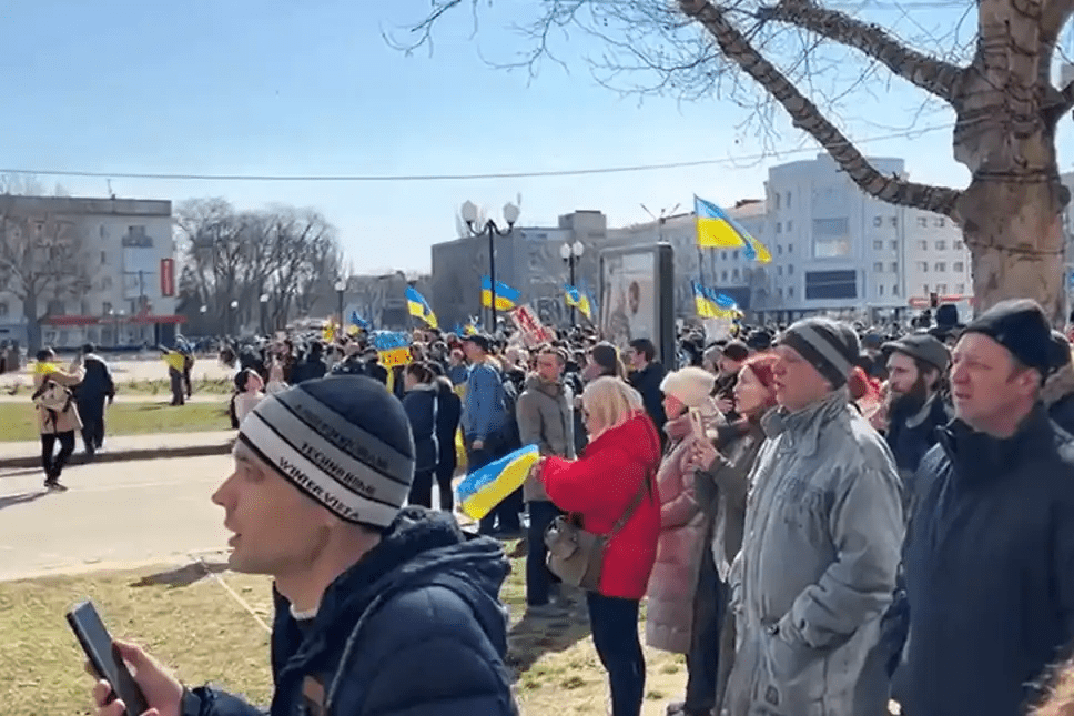 Rusos reprimen manifestación pro ucraniana en Kherson