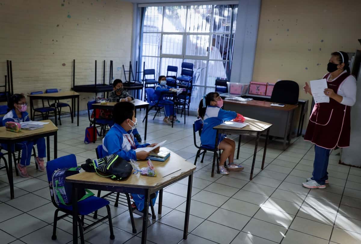 Más alumnos se integrarán a clases presenciales en la región centro.