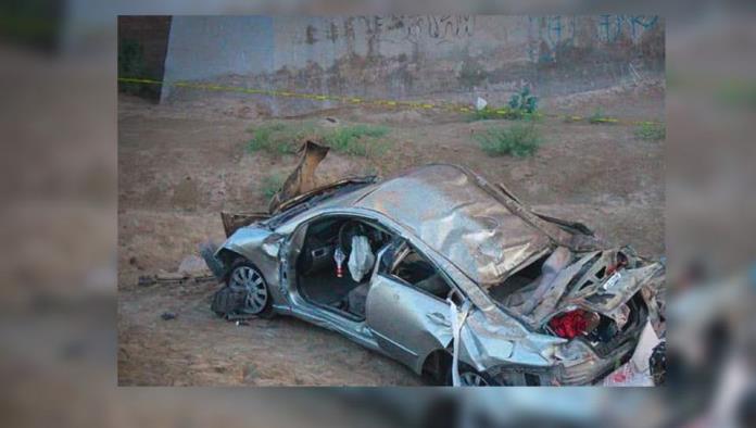 Tráiler saca automóvil de puente; mueren dos mujeres