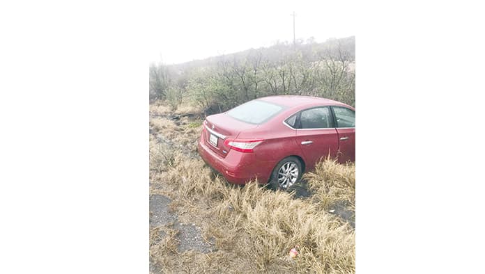 Una maestra derrapo y salió de la carretera con su vehículo.