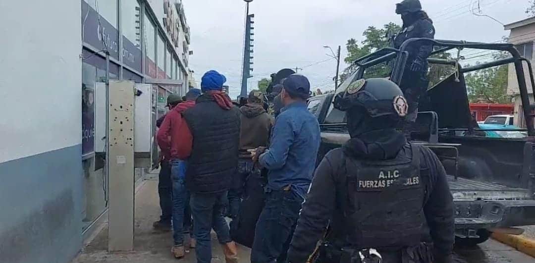 Un presunto pollero fue sorprendido mientras trasladaba a 12 migrantes de manera ilegal.