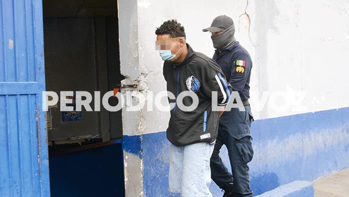 Golpea a mujer fuera de escuela