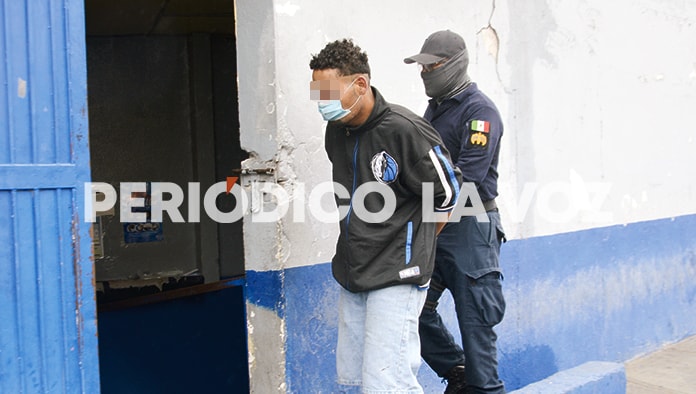 José Osiel fue sometido por los oficiales al recibirlos a puñetazos.