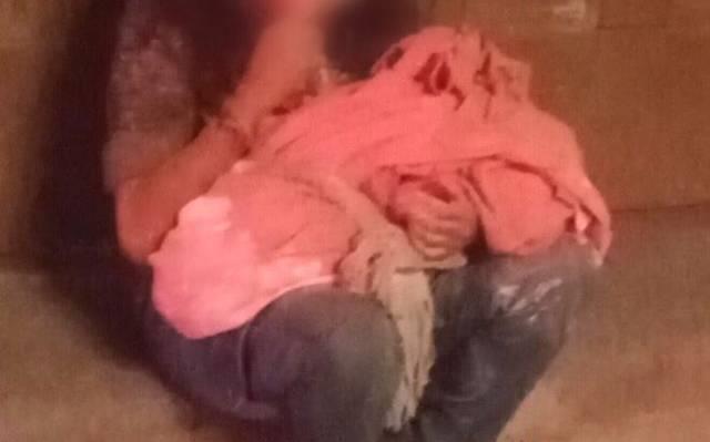 Caminaba con el cuerpo sin vida de su bebé