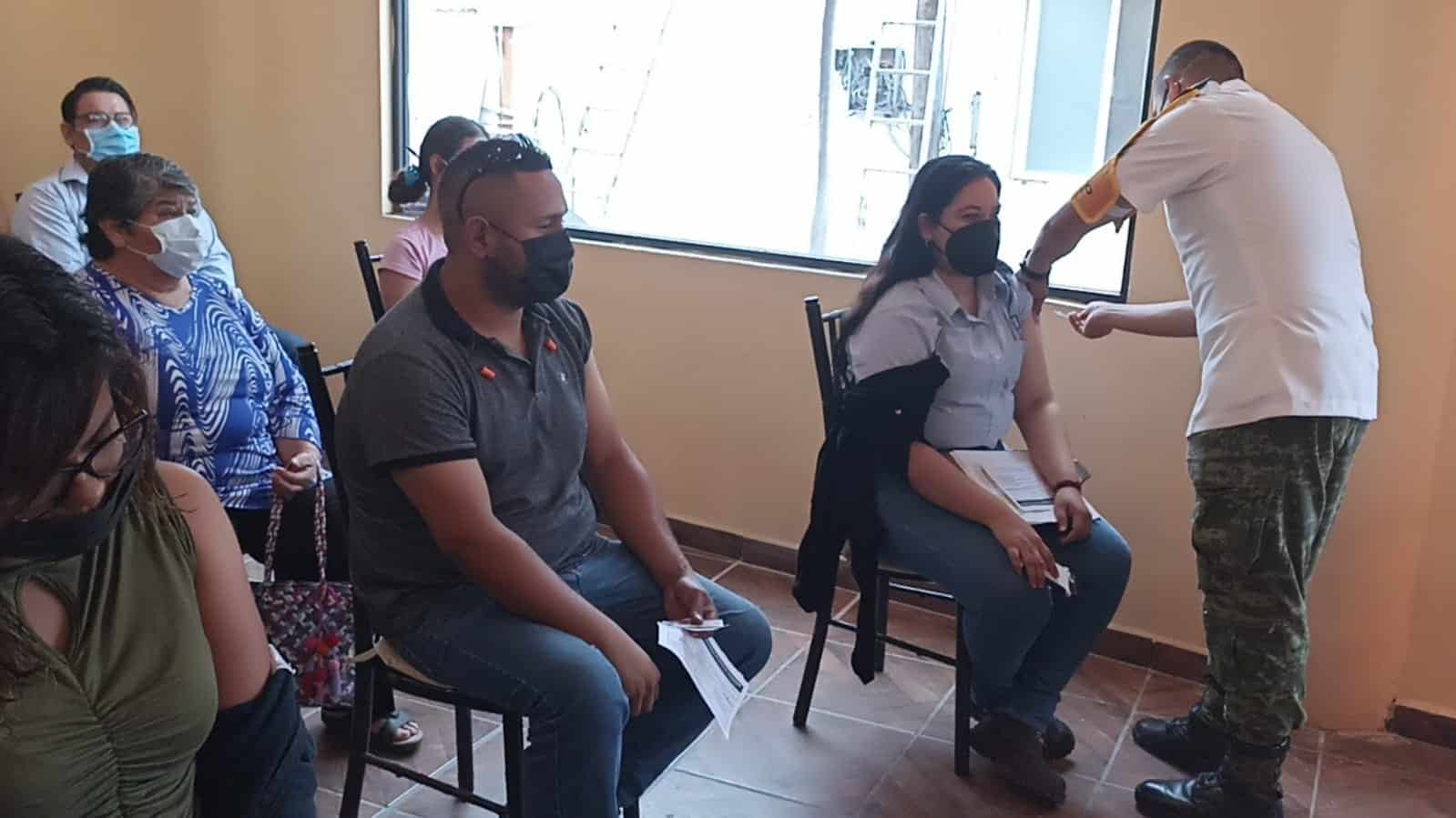 Por medio de la vacunación en las empresas se dará mayor cobertura, ya que muchos trabajadores no habían acudido a vacunarse por falta de tiempo.