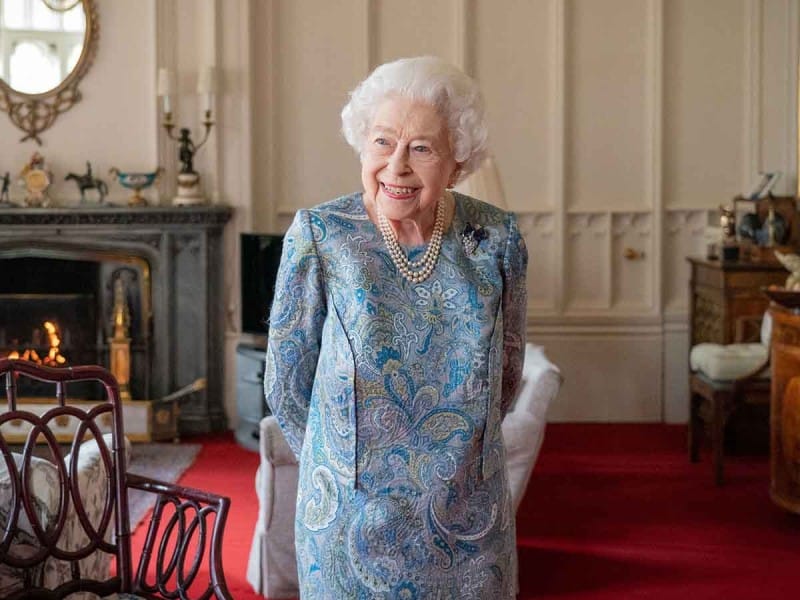 Reaparece la Reina Isabel II mas saludable que nunca