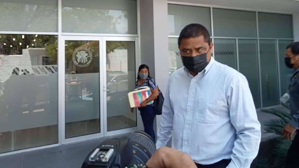 Mario Escobar, padre de Debanhi, acudió esta tarde a las oficinas de la fiscalía.Créditos: Iram Hernández