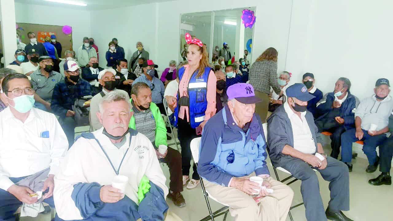La psicóloga Celina Hernández, encargada de dar la plática.