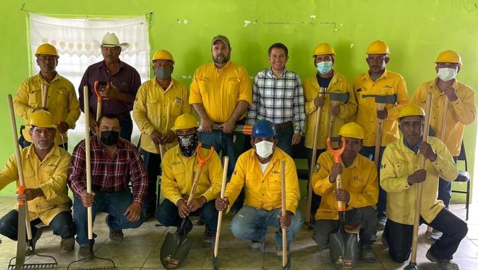 San Buenaventura: Entrega Hugo uniformes a brigadistas