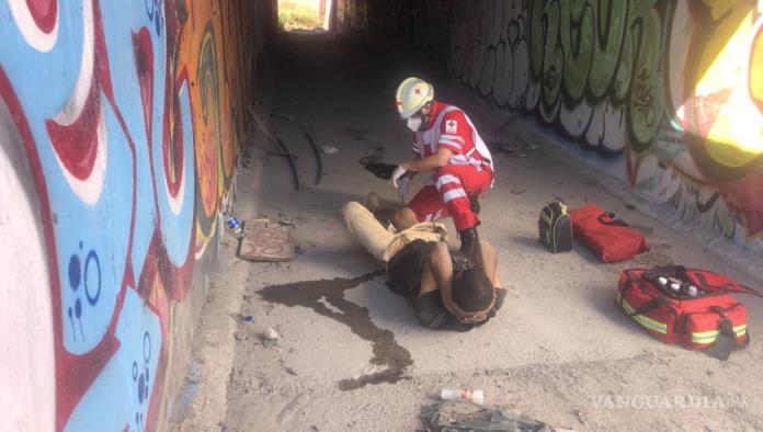 Se fractura al caer a arroyo; permanece tirado diez horas
