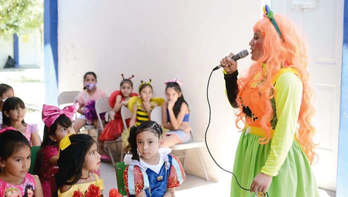 Sonrisas, baile y regalos para niños del CEDIF sur