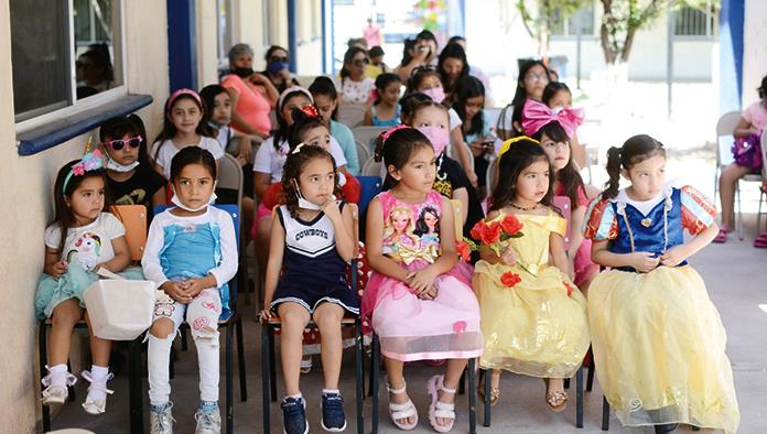 Sonrisas, baile y regalos para niños del CEDIF sur