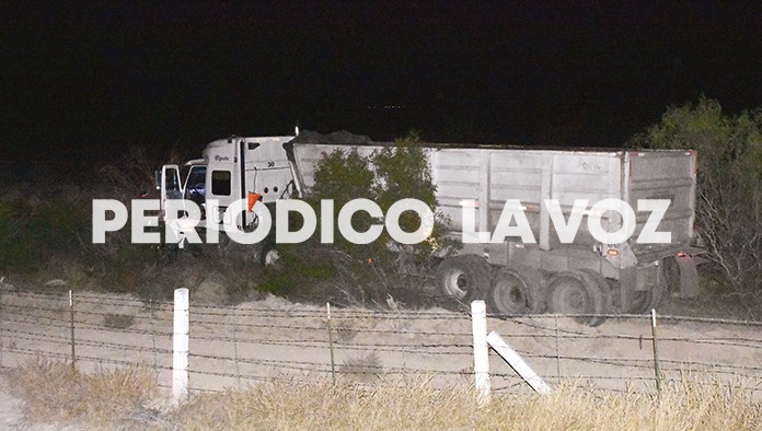 Se sale tráiler de la carretera