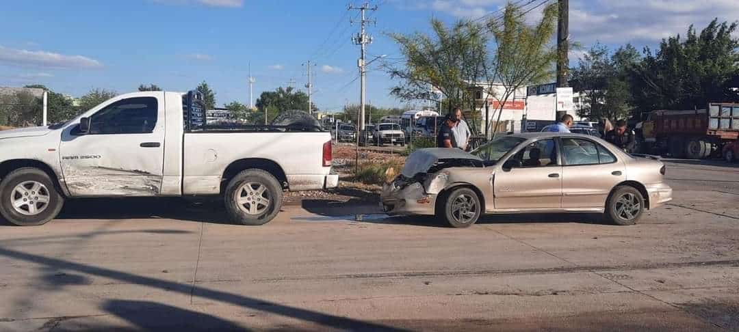 El chofer de la pickup se pasó un alto.