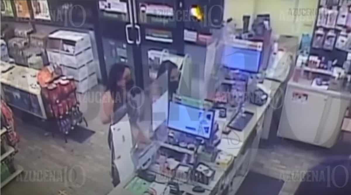 Debanhi y a sus dos amigas Sarahí e Ivonne fueron captadas por la cámara de seguridad de una tienda de conveniencia.
