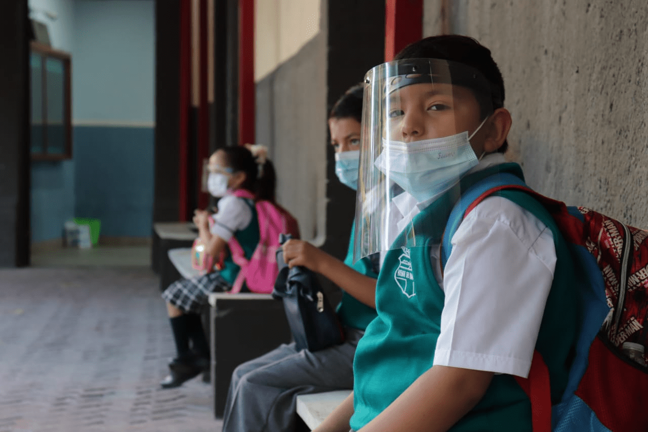 Agregó que la mayoría de las escuelas abrieron ya sus puertas para que el alumnado reciba personalmente la asesoría de sus profesores, y esto les permita aprender con más rapidez y facilidad, pero sobre todo en el ambiente ideal.