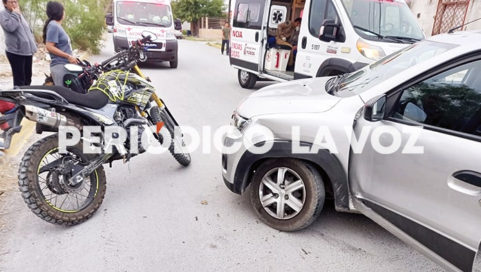 Manda a ‘volar’ a motociclista