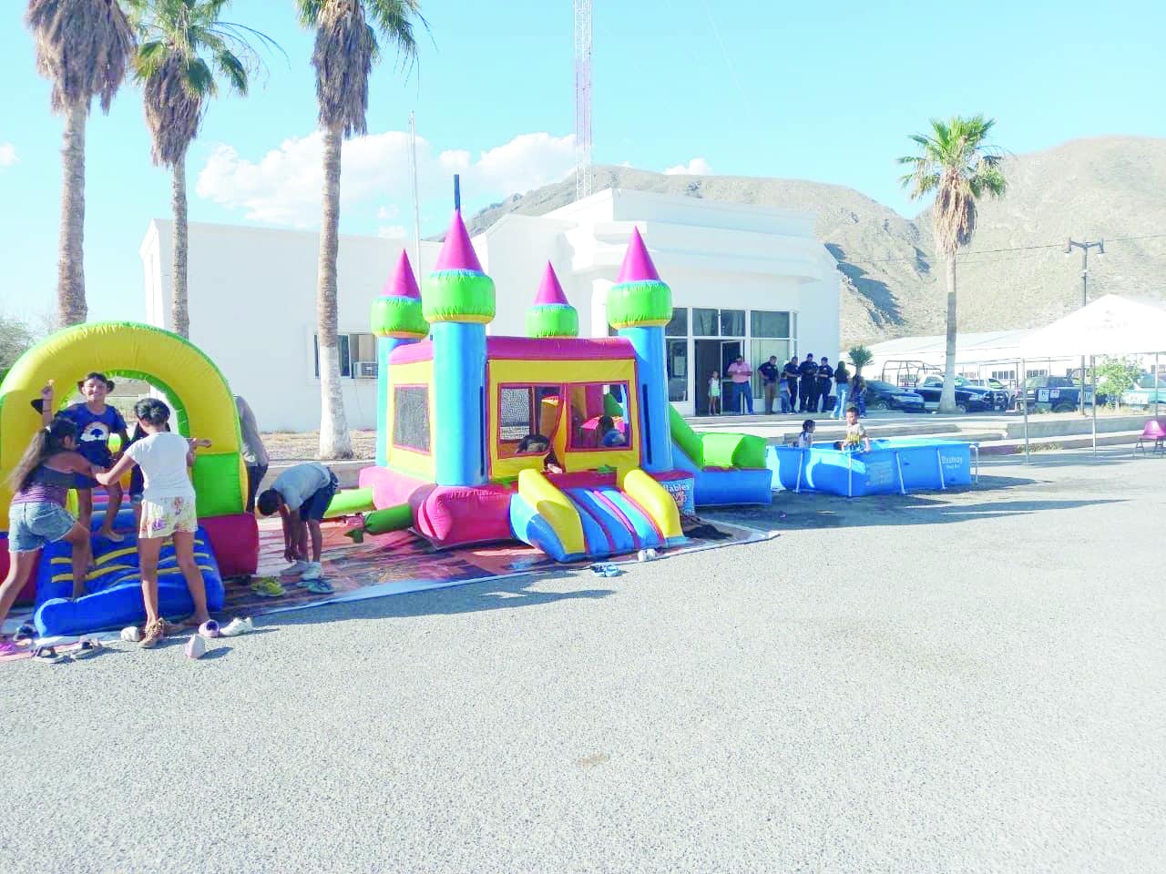 Los niños disfrutaron al máximo la fiesta de los policías.