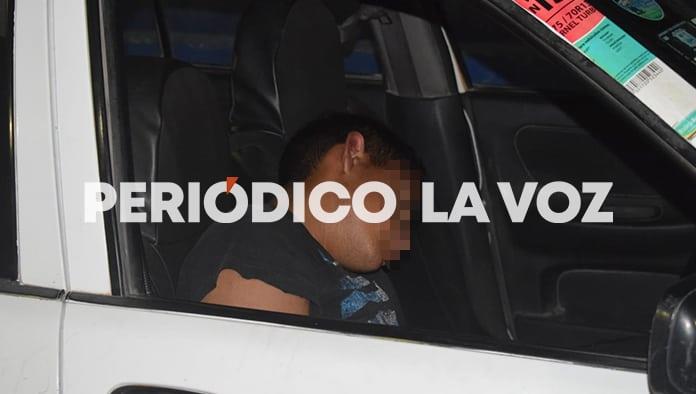 Entrega taxista a ‘ebrio durmiente’