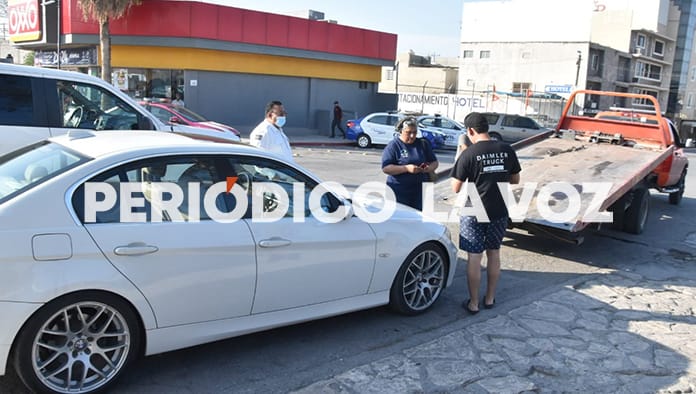 Una acalorada discusión se suscitó entre la madre de un conductor y elementos de la Policía Municipal.