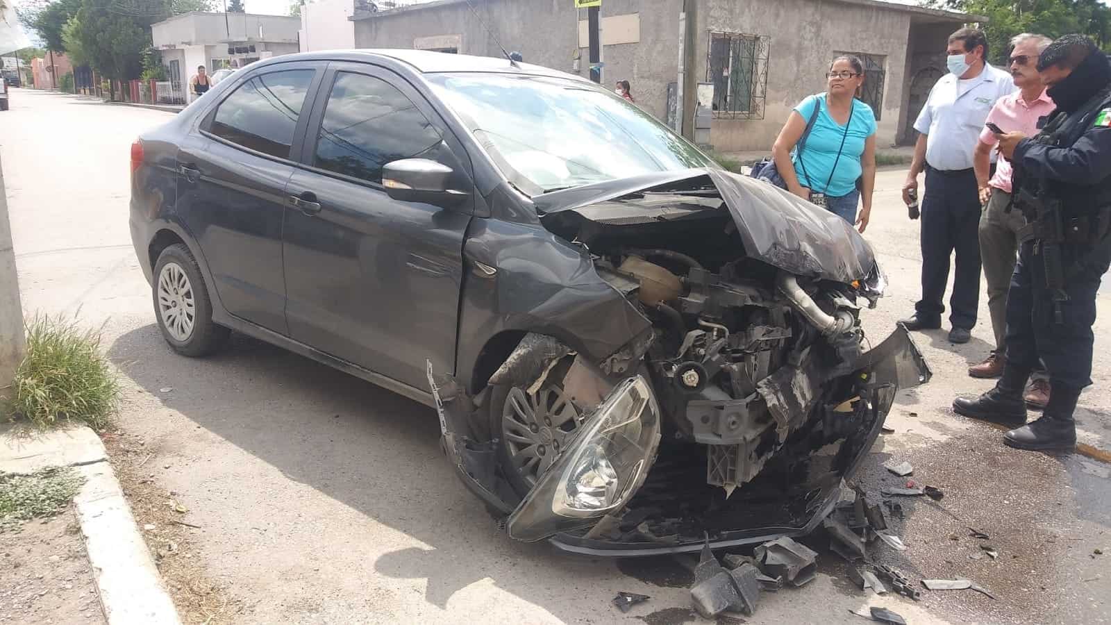 En estas condiciones terminó el vehículo donde viajaba una familia.