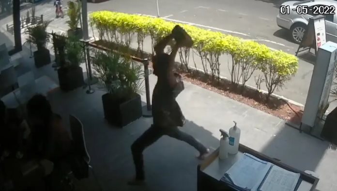 Desalmado golpea con un ladrillo en la cabeza a una persona en la CDMX