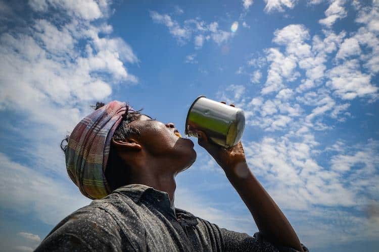 Ola de calor azota la India; Se podría llegar a los 50 grados