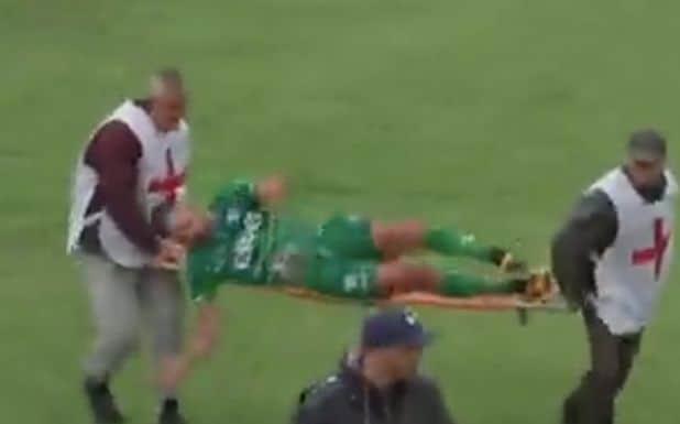Jugador finge estar lesionado y se deja caer de la camilla