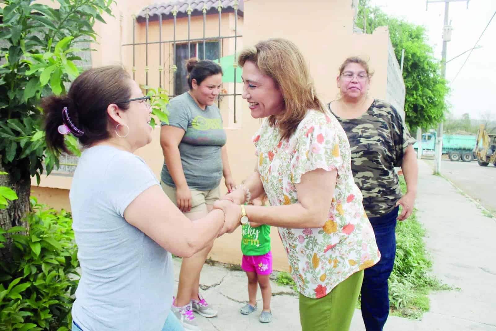 Al reconocer que la madre es el núcleo de la familia y se merecen todo, la alcaldesa de Sabinas Diana Haro Martínez.
