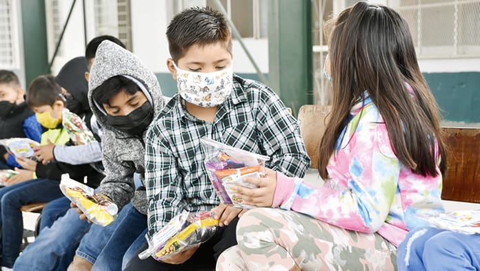 Entrega GIK bolsitas a los niños