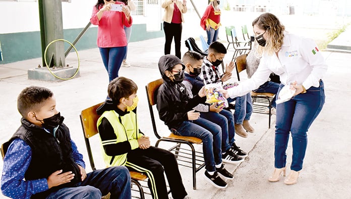 Entrega GIK bolsitas a los niños