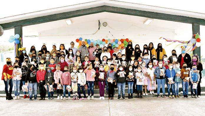 Entrega GIK bolsitas a los niños