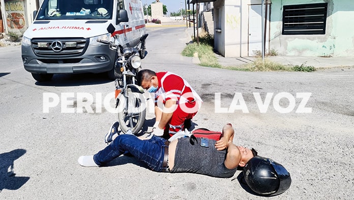 El joven motociclista terminó lesionado y en el piso.