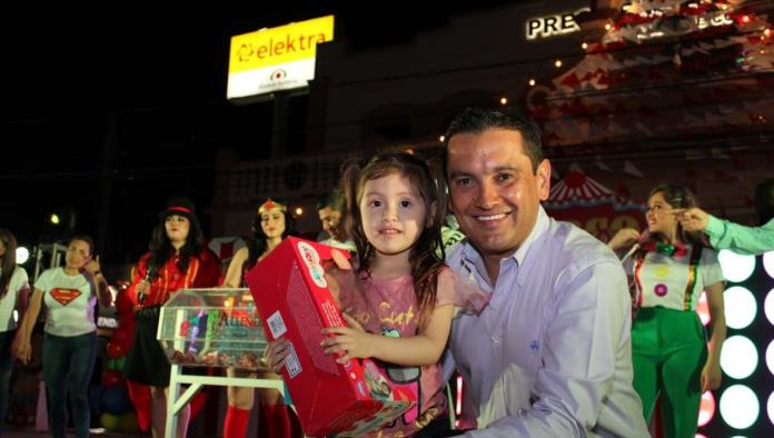 Festeja Pepe Diaz a niños en su día