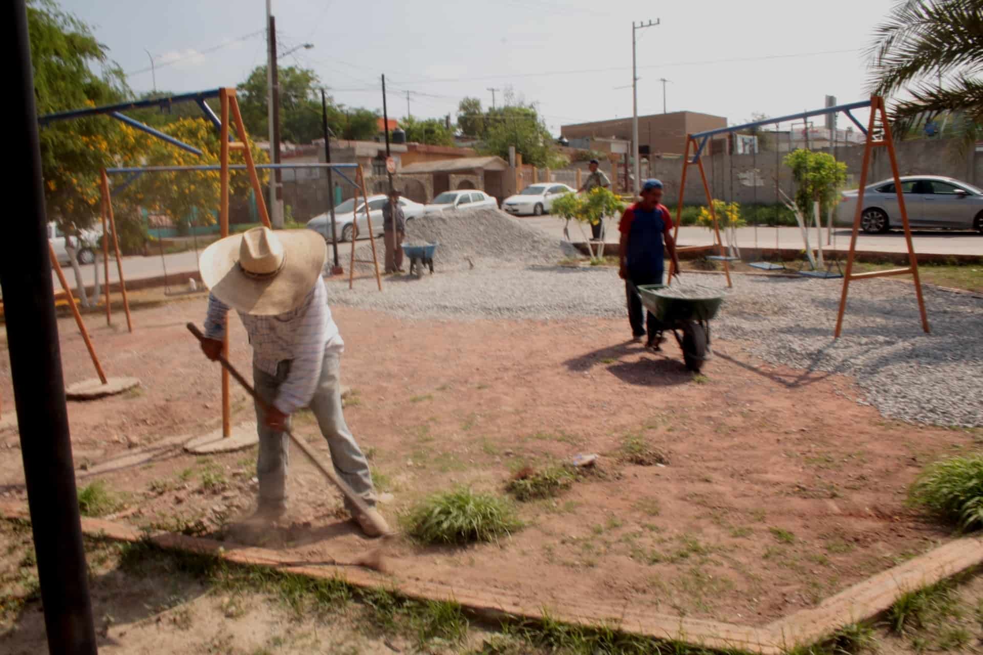 De manera constante se atienden plazas y jardines en la localidad.