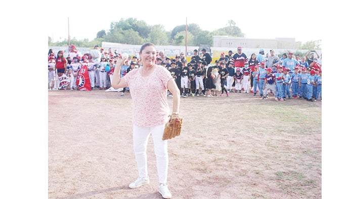 La alcaldesa, Diana Haro Martínez, inauguró la tarde de este martes la liga de beisbol infantil.