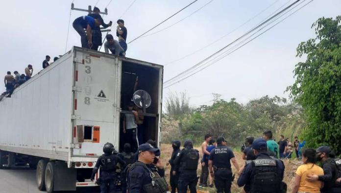 Rescatan a 310 migrantes dentro de caja de tráiler en Veracruz