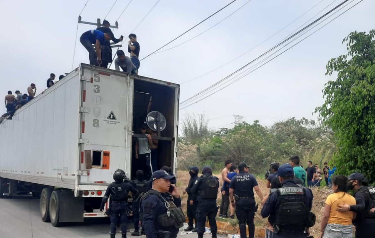 Rescatan a 310 migrantes dentro de caja de tráiler en Veracruz