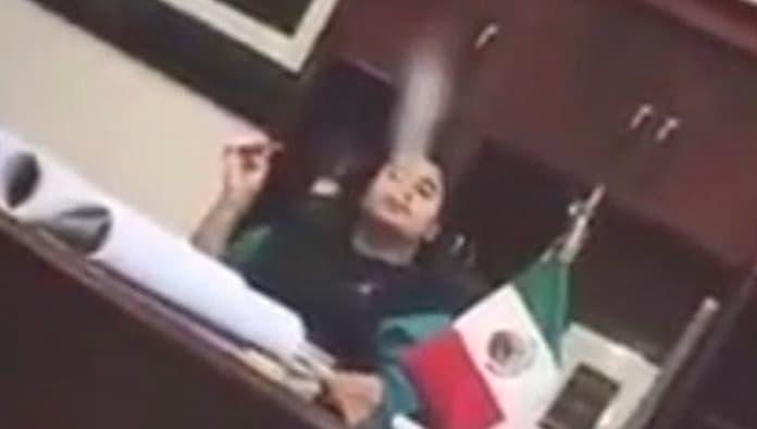 En redes sociales circula el video de Ernesto López fumando en Palacio Nacional.
