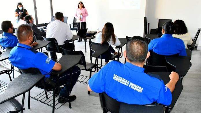 Capacitan a personal de seguridad del mall
