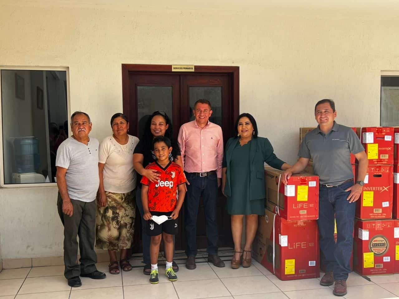 El alcalde Hugo Iván Lozano Sánchez acompañó al departamento de Ecología a la entrega de climas.