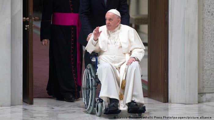 Papa Francisco aparece en silla de ruedas