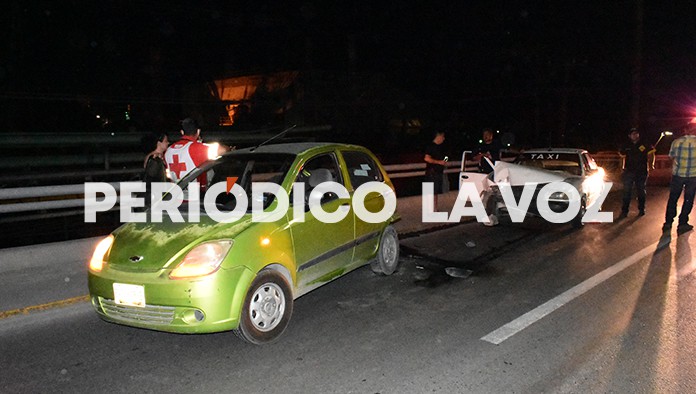 Choca taxista auto compacto